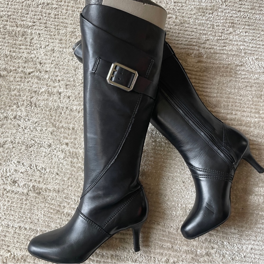 **SOLD** Rockport Adiprene Buckle Tall Black Leather Boots Size 5.5
🌟NEW IN BOX🌟